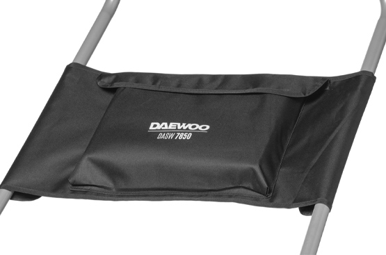 Удобен для хранения мелкого инвентаря и принадлежностей прямо на подметальной машине, такие как запасные щёточные ворсинки, перчатки, тряпки и прочие аксессуары.