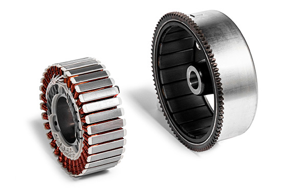 Компактный бесщеточный альтернатор с медными обмотками обеспечивает высокую эффективность силовой установки. Отсутствие щеток повышает надежность и долговечность генератора.