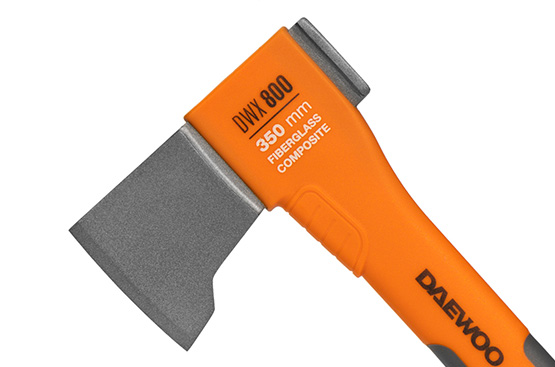 Лезвие топора имеет уникальную форму, что позволяет эффективнее расщеплять древесину. Оно выполнено из стали двойной закалки и имеет прецизионную заточку для долгого срока службы.