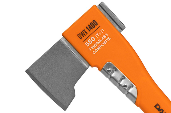 Топор имеет оптимально сбалансированный центр тяжести, что максимизирует силу удара. Надежное соединение рукояти и лезвия делает работу с инструментом безопасной.