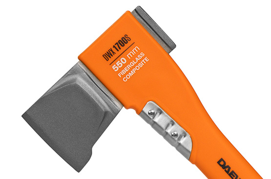 Топор имеет оптимально сбалансированный центр тяжести, что максимизирует силу удара. Надежное соединение рукояти и лезвия делает работу с инструментом безопасной.