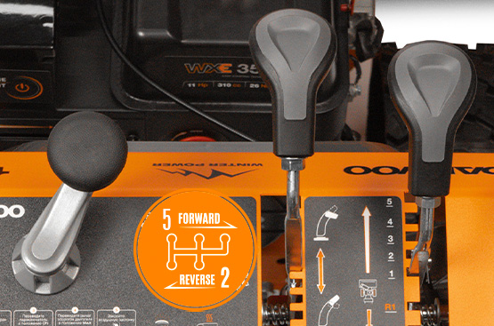 Система обеспечивает выбор скоростей: 5 скоростей вперед и 2 скорости назад, в зависимости от высоты снежного покрова. Простая и одновременно надежная система перемещения фрикционного диска для изменения скорости.