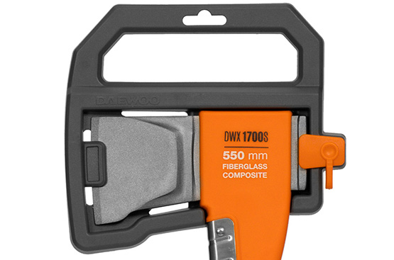 Защитный чехол позволяет безопасно хранить или транспортировать инструмент, а широкое отверстие в основании рукоятки позволит удобно его подвесить.